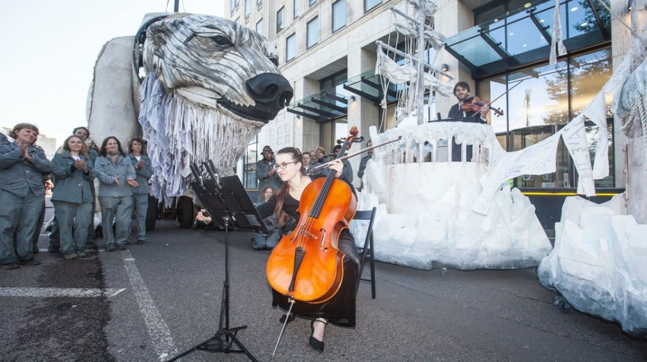 greenpeace-polar-bear-649-body-image-1441295831-size_1000