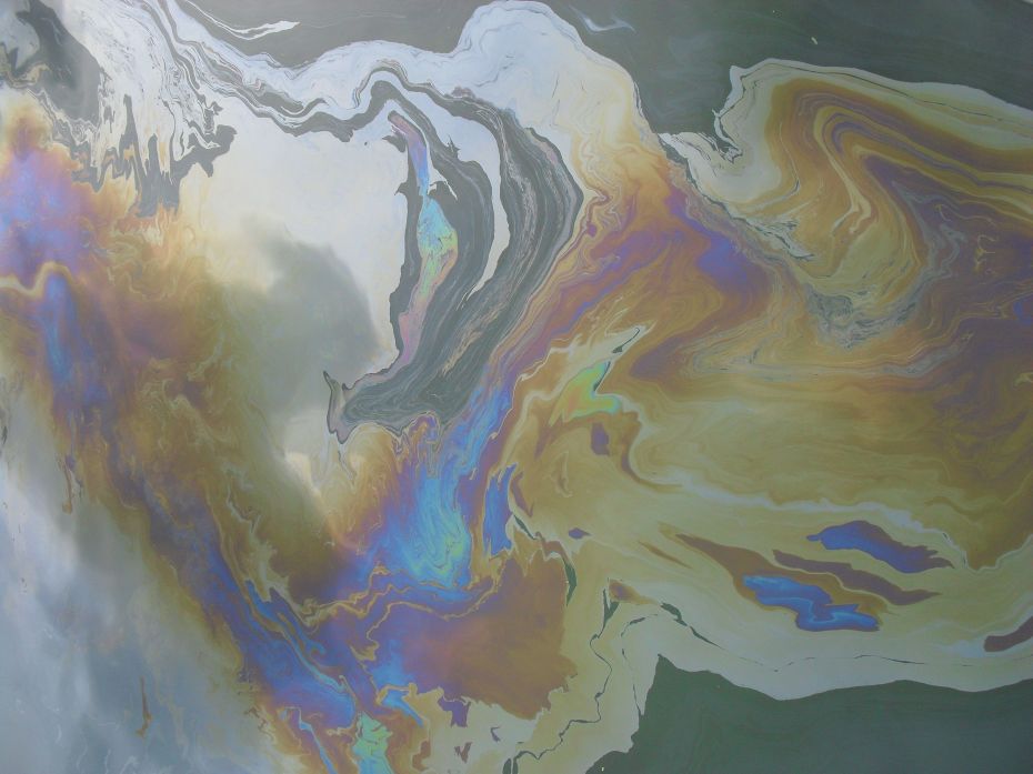 USS-Arizona-Oil-Slick